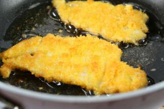 大概两分钟后，翻面煎另一面，避免一面煎的时间太久烧焦了。