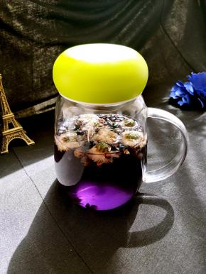 黑枸杞味道略甜,属于中性食物,富含蛋白质、脂肪、糖类和各种有机酸、维生素、矿物质、微量元素等营养成分.