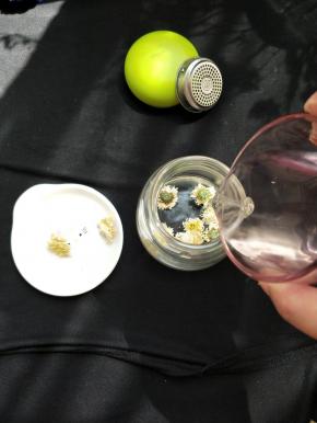 在魔星杯中放入菊花，倒入60下度的开水