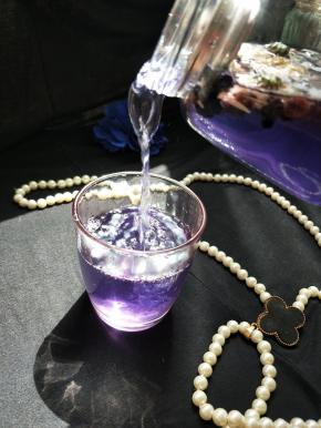 用开水（自来水）冲泡，立刻会出现拉丝感并出现蓝色，等待片刻，颜色则变的更淡（温度过高降解花青素的缘故。