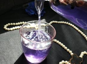 用开水（自来水）冲泡，立刻会出现拉丝感并出现蓝色，等待片刻，颜色则变的更淡（温度过高降解花青素的缘故。