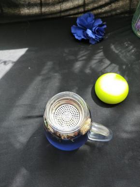 压紧过滤网，里面的食材不会倒出来。