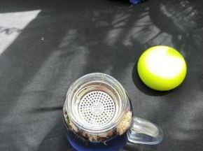 压紧过滤网，里面的食材不会倒出来。