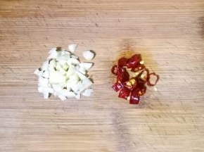 干辣椒个蒜瓣切好备用