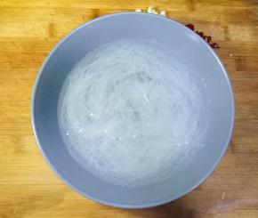 粉丝用温水泡软，捞出沥干水份备用，（粉丝很长的话要剪短一些）