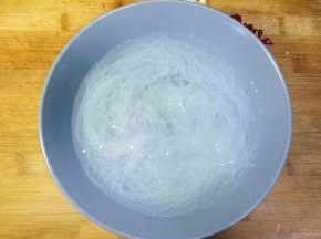 粉丝用温水泡软，捞出沥干水份备用，（粉丝很长的话要剪短一些）