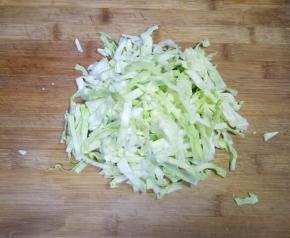 圆白菜清洗干净切丝（我买的很小一个，如果大的话半个就够了）