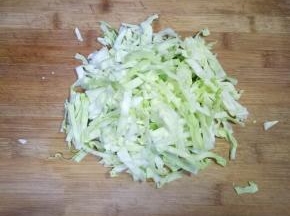 圆白菜清洗干净切丝（我买的很小一个，如果大的话半个就够了）