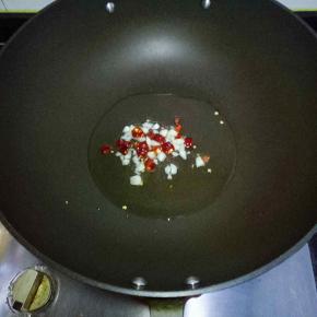 炒锅里放入适量油烧热，放入蒜末干辣椒爆香