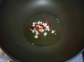 炒锅里放入适量油烧热，放入蒜末干辣椒爆香