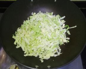 倒入圆白菜丝翻炒片刻
