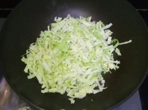 倒入圆白菜丝翻炒片刻