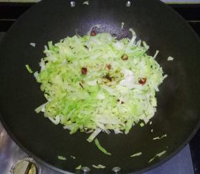 加入2勺味极鲜翻炒均匀