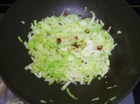 加入2勺味极鲜翻炒均匀