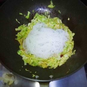 放入提前泡软的粉丝