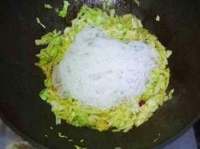 放入提前泡软的粉丝