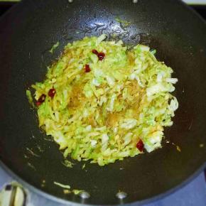 翻炒至熟即可，关火，加入1勺鸡粉提鲜，翻炒均匀