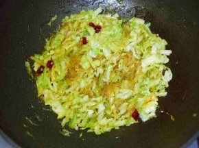 翻炒至熟即可，关火，加入1勺鸡粉提鲜，翻炒均匀