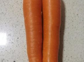 胡萝卜洗干净，去掉头