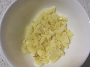 大蒜子去皮，切碎