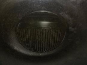 锅中倒入适量食用油