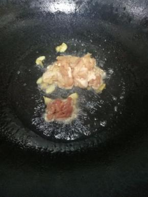 肥猪肉榨干后，把瘦肉下锅，用锅铲翻炒