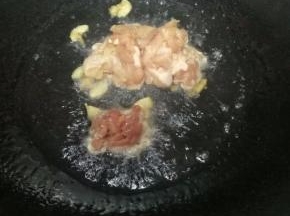 肥猪肉榨干后，把瘦肉下锅，用锅铲翻炒