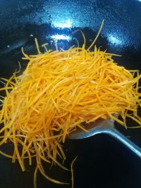 倒入胡萝卜丝，用锅铲不停翻炒