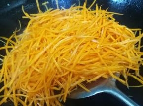 倒入胡萝卜丝，用锅铲不停翻炒