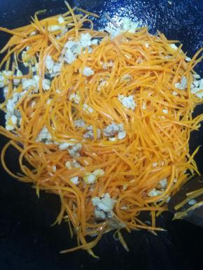 大火不停的翻炒，避免粘锅