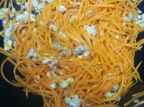 大火不停的翻炒，避免粘锅