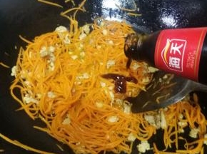 胡萝卜丝超软后，改小火，加入盐，耗油调味