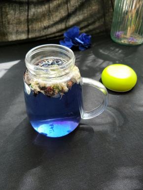 等待片刻，又变成紫黑色，温度凉了加入蜂蜜。