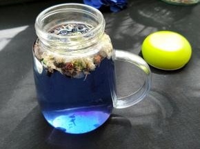 等待片刻，又变成紫黑色，温度凉了加入蜂蜜。
