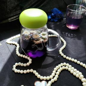 有种淡淡的果香味，静置饮用，静观花青素一丝丝释放，颜色越来越深，赏心悦目。