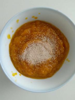 南瓜泥冷却至温温的时候，在放酵母。