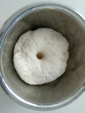 发好的白面团，也可以直接加入红曲米粉和面发酵。