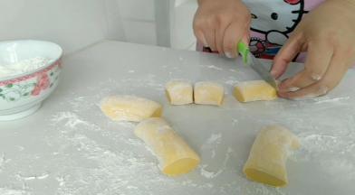 南瓜面团，分成小剂子。