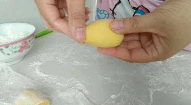 搓成一头尖的水滴状，然后捏出尾部。