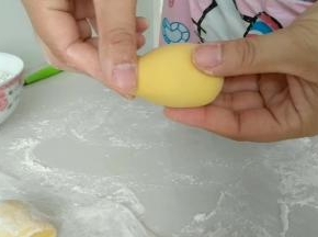 搓成一头尖的水滴状，然后捏出尾部。