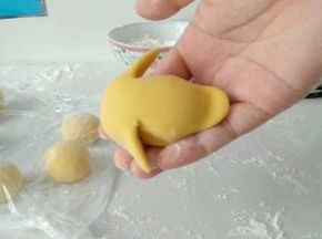剪出翅膀。