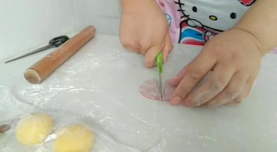 红面团，压出一个大圆面片，再一切两半。