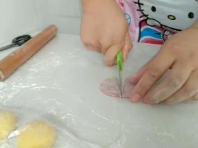 红面团，压出一个大圆面片，再一切两半。