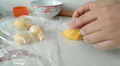 搓出圆圆的头部，戴上红头巾。