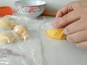 搓出圆圆的头部，戴上红头巾。