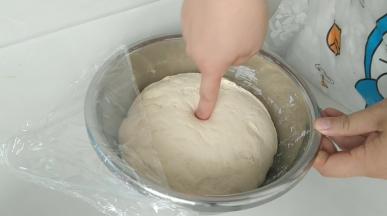 发酵至体积两倍大，手指戳一个洞下去，不变形即可。