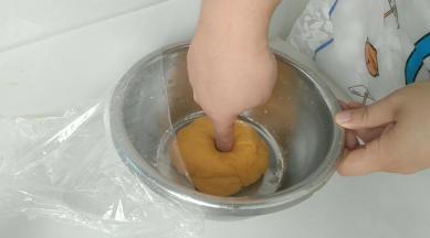 发酵好的南瓜面团，颜色自己可以随意啊。