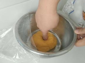 发酵好的南瓜面团，颜色自己可以随意啊。