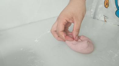 加入适量红曲米粉的白面团，和的红面团。