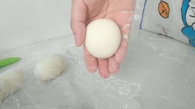 搓出圆圆的头部。